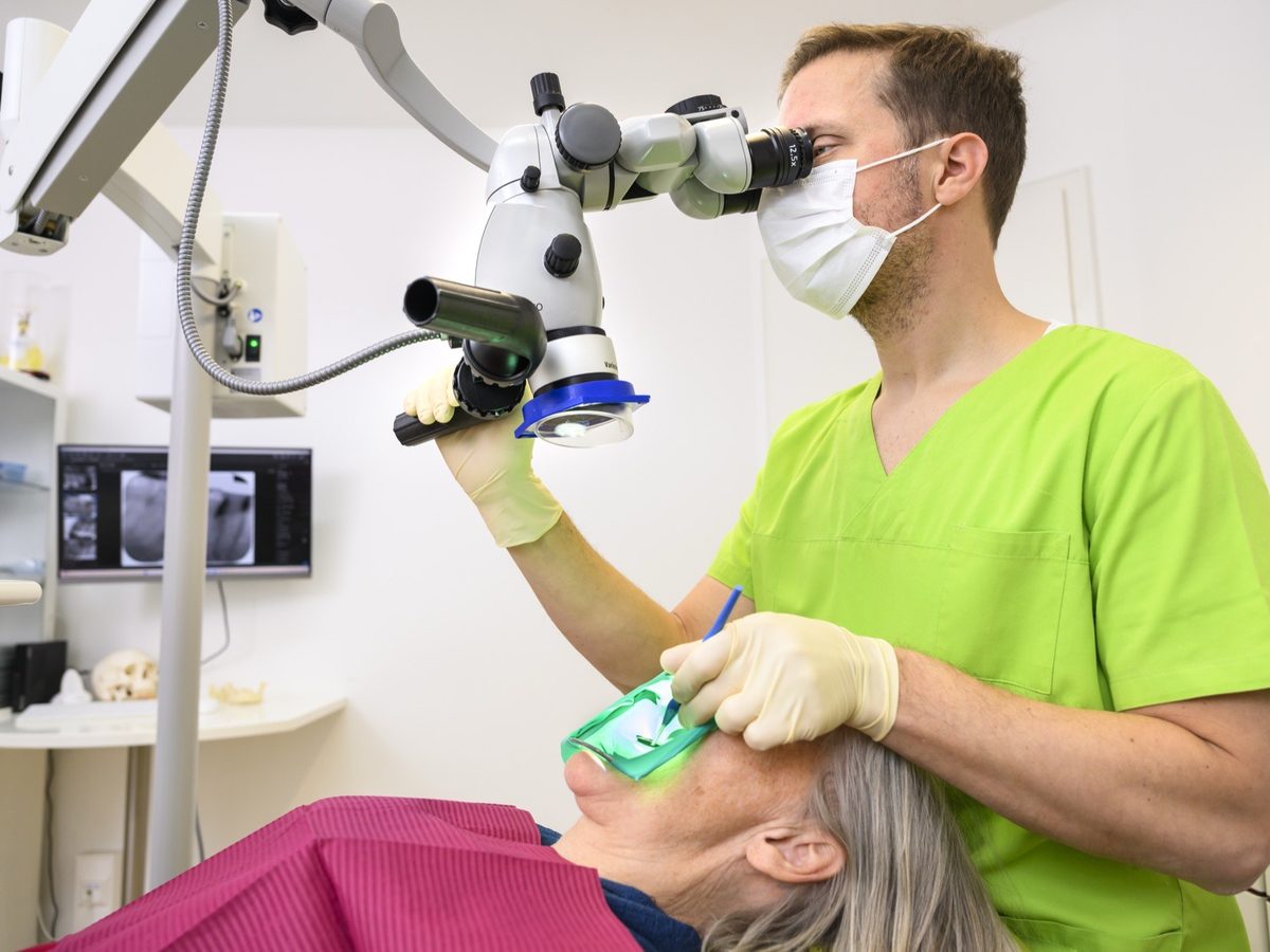 Dr. Ansgar Hergt bei einem oralchirurgischen Eingriff - Weisheitszahnentfernung in Templin